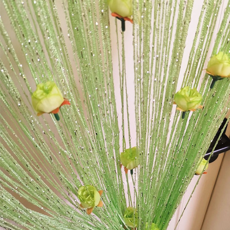 Vorhang aus Rosenfäden