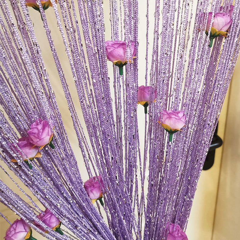 Vorhang aus Rosenfäden