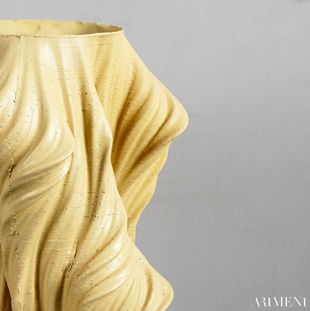 Surreale Robe In Wind Tisch Pflanzer