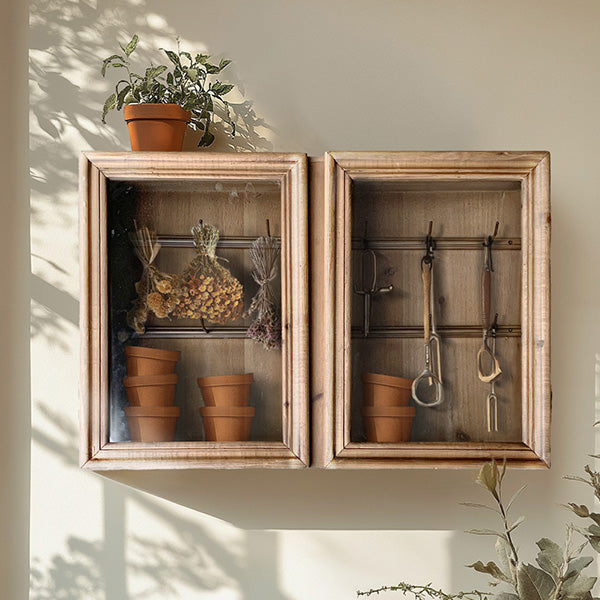 Doppeltüriger wandmontierter Holzschrank mit 12 Haken