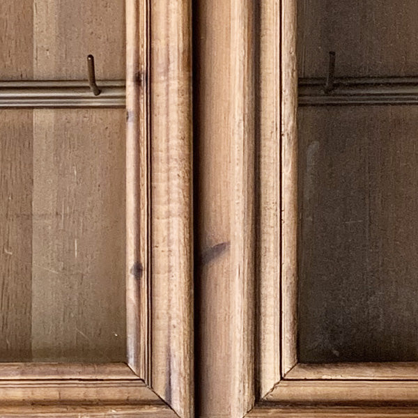 Doppeltüriger wandmontierter Holzschrank mit 12 Haken