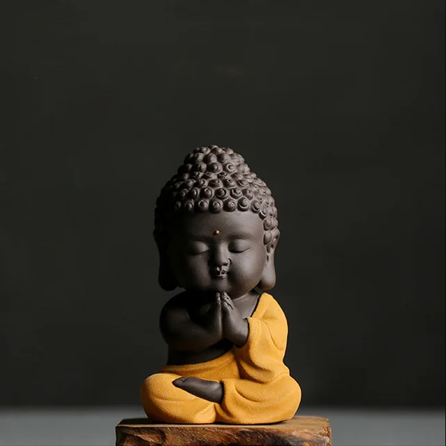 Entzückende kleine meditierende Buddha-Statue