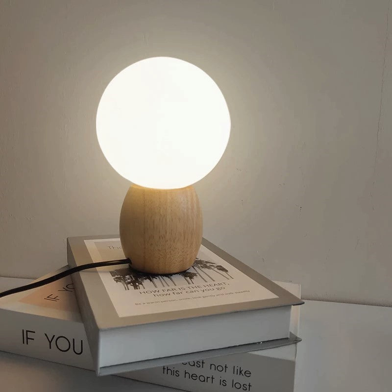 Nordische Tischlampe aus Holz mit Glaskugel