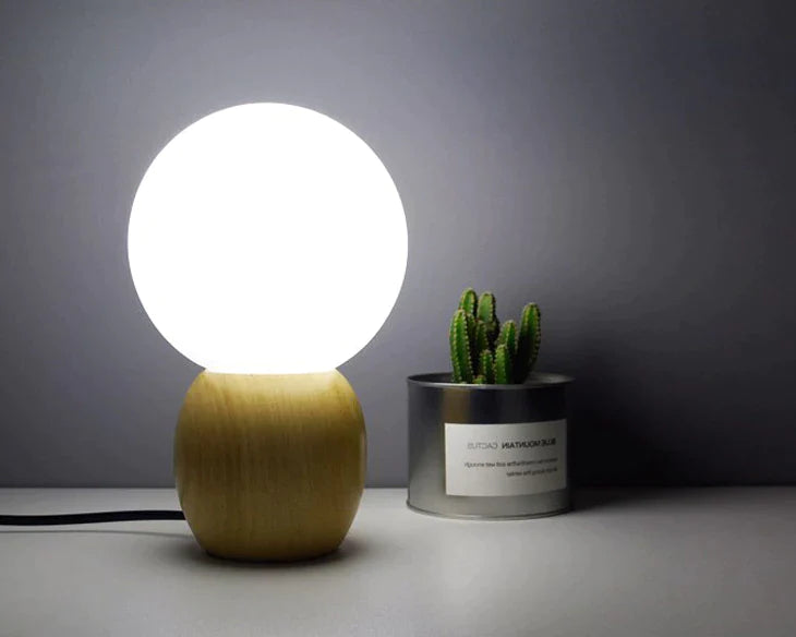 Nordische Tischlampe aus Holz mit Glaskugel