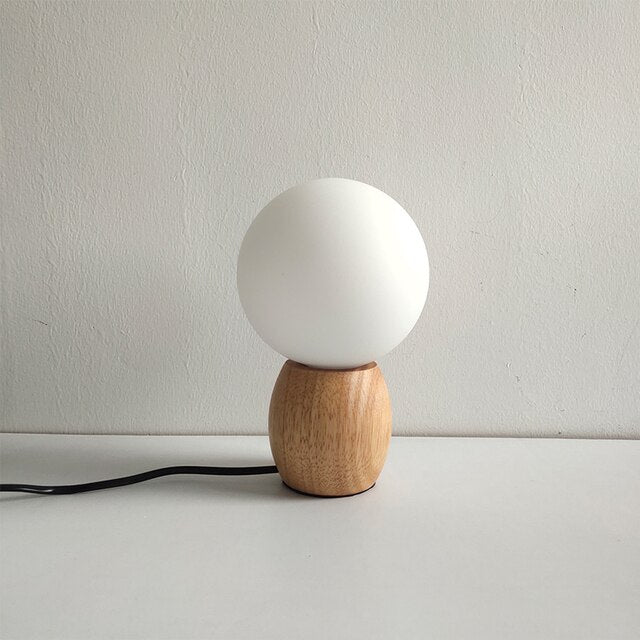 Nordische Tischlampe aus Holz mit Glaskugel