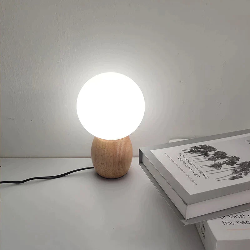 Nordische Tischlampe aus Holz mit Glaskugel