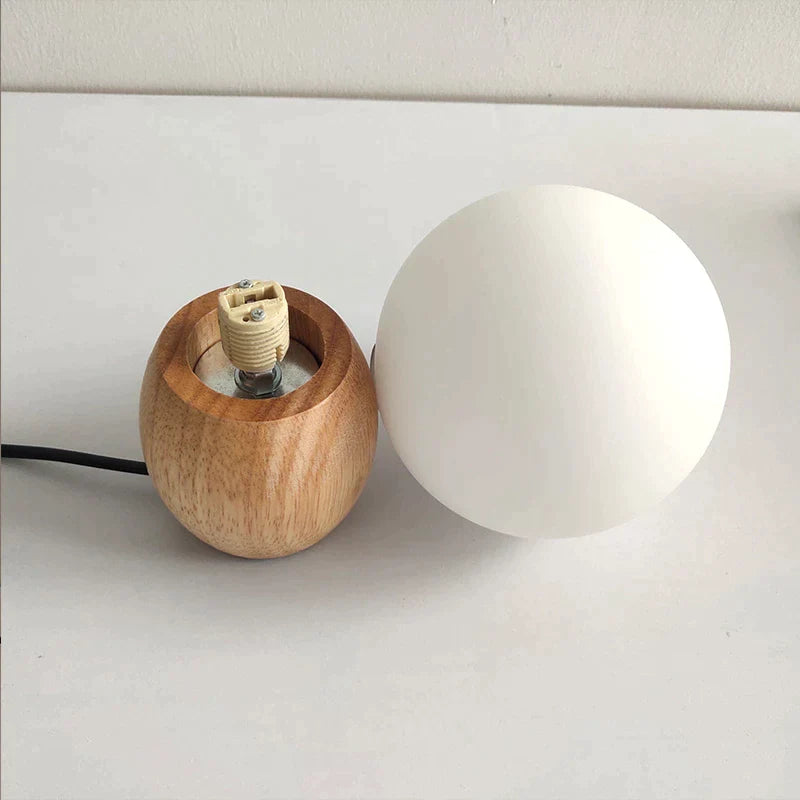 Nordische Tischlampe aus Holz mit Glaskugel