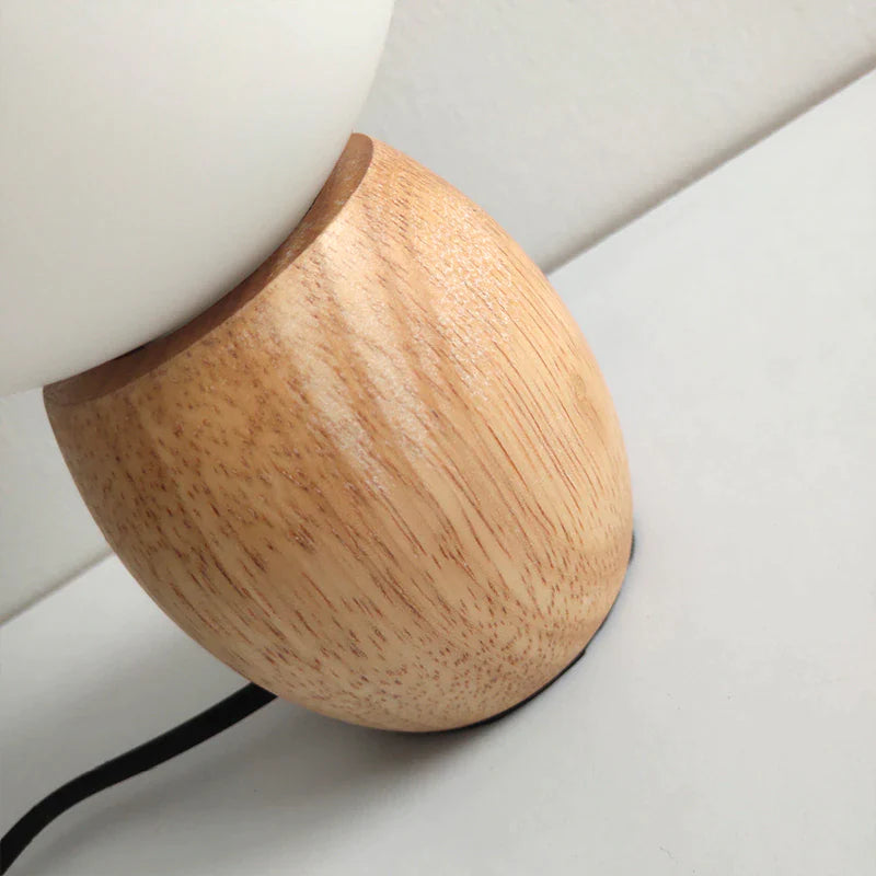 Nordische Tischlampe aus Holz mit Glaskugel