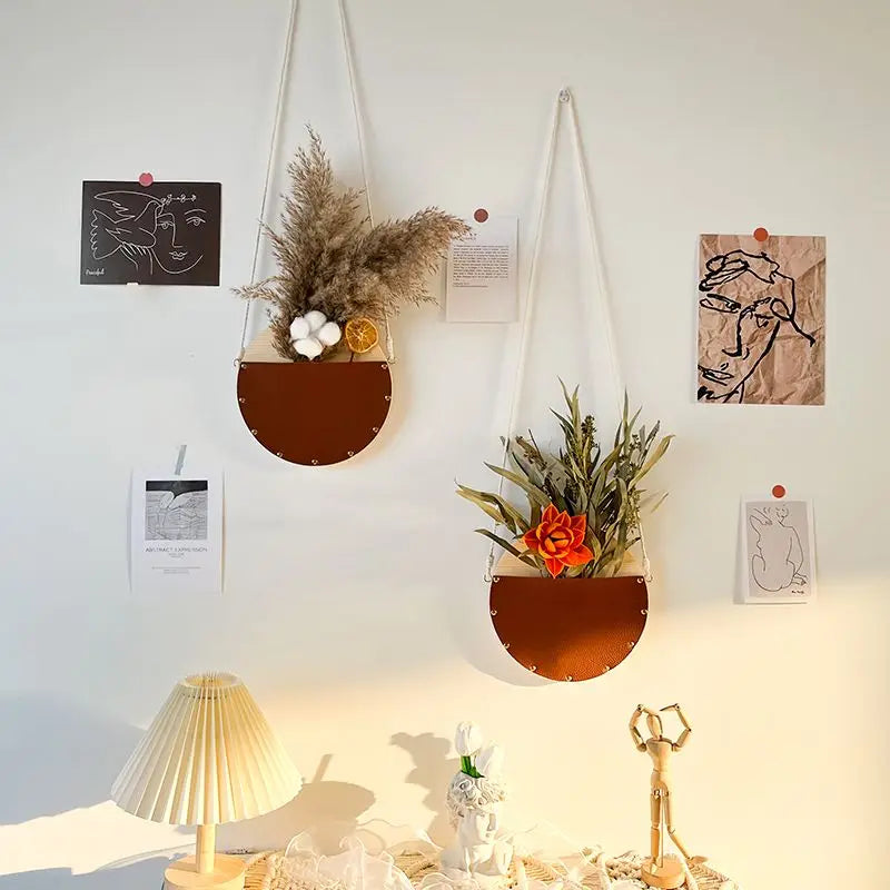 Hängende Stücke aus massivem Holz, Trockenblumenarrangement