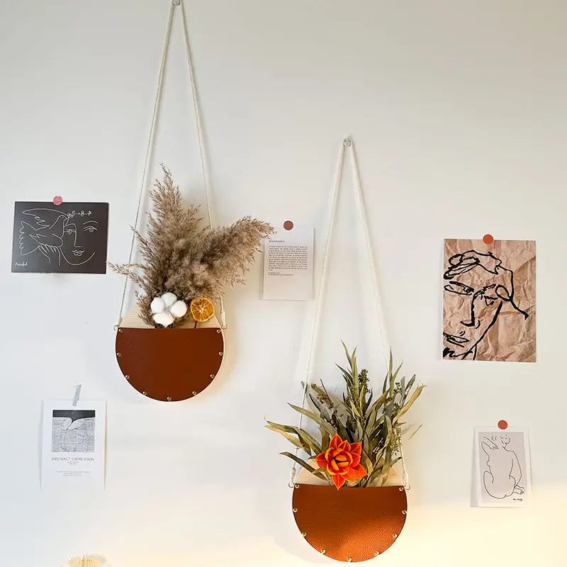Hängende Stücke aus massivem Holz, Trockenblumenarrangement