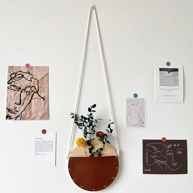 Hängende Stücke aus massivem Holz, Trockenblumenarrangement