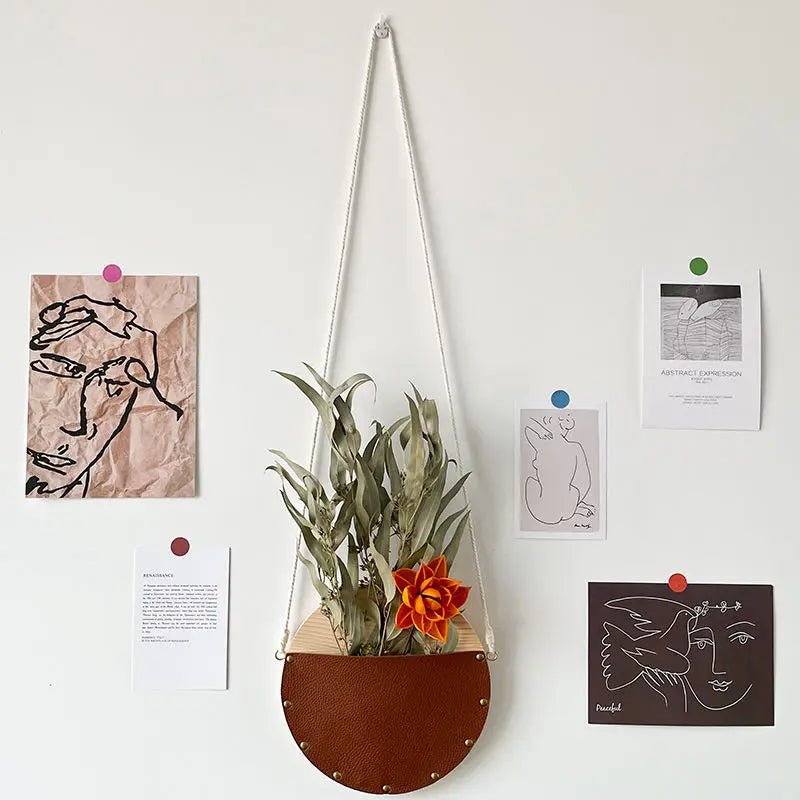 Hängende Stücke aus massivem Holz, Trockenblumenarrangement