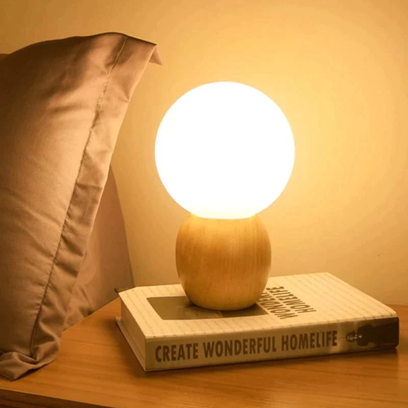 Nordische Tischlampe aus Holz mit Glaskugel