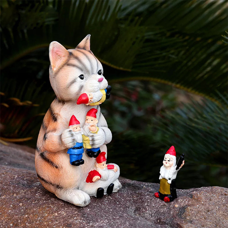 Katze frisst Zwerg Ornament