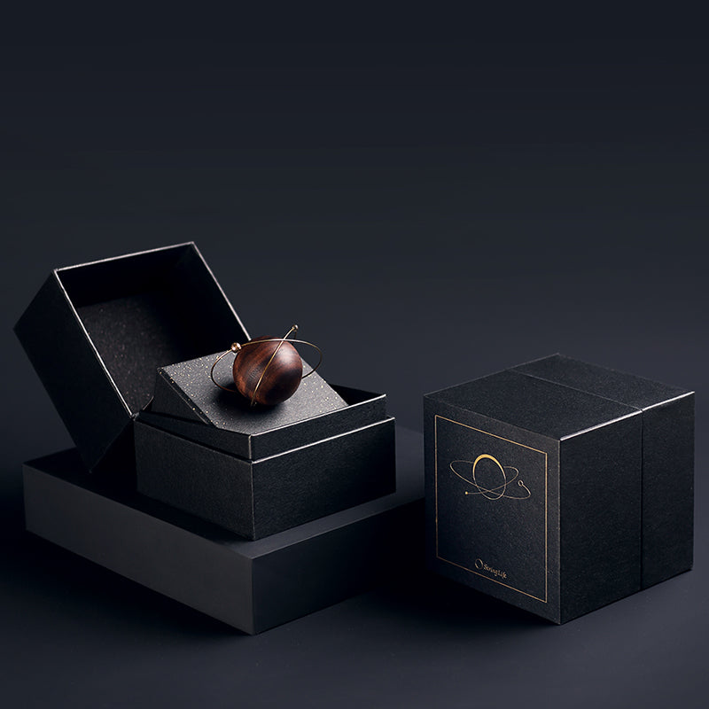 Sandsberg | Exquisite planetenförmiger Auto-Lufterfrischer, mit 2 Nachfüllungen, für Auto, Zuhause, Büro & mehr