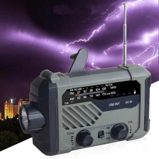 Sandsberg | Solar Handkurbel Taschenlampe, mit LED-Lichtern, eingebautem Radio, S.O.S Alarm und 4 Lademöglichkeiten, für Camping, Wildnis, Zuhause & mehr