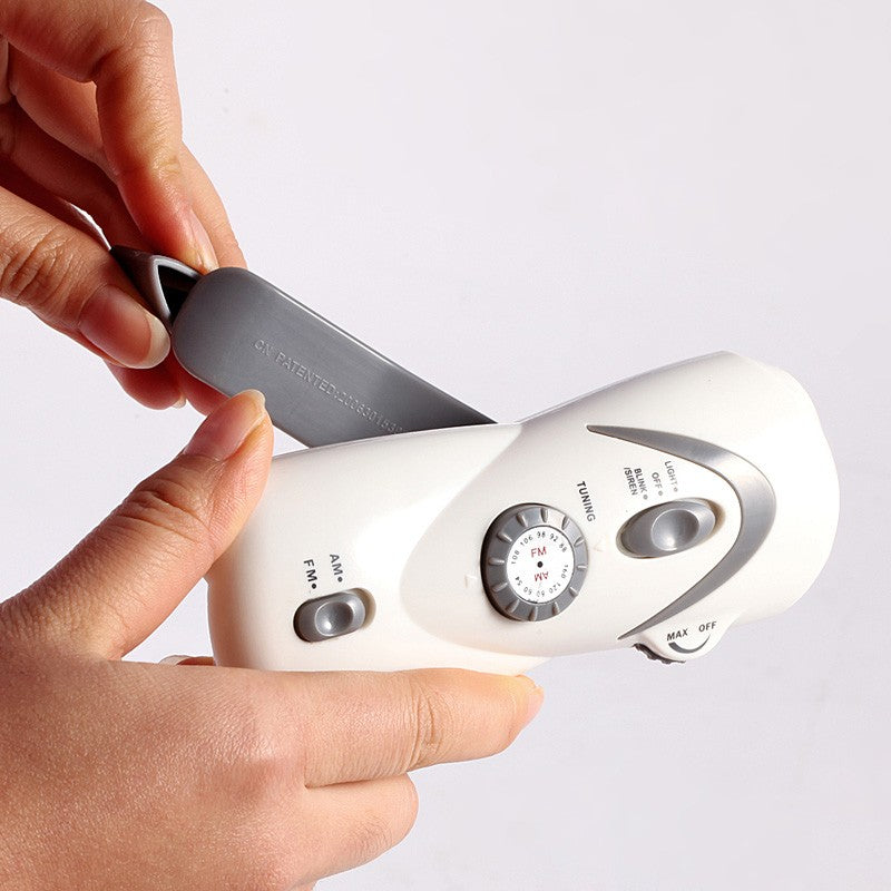 Sandsberg | Tragbare Handkurbel-Akku-Taschenlampe & Radio, mit Blitzalarm, LED-Beleuchtung & Powerbank-Funktion, für Camping, Abenteuer und mehr