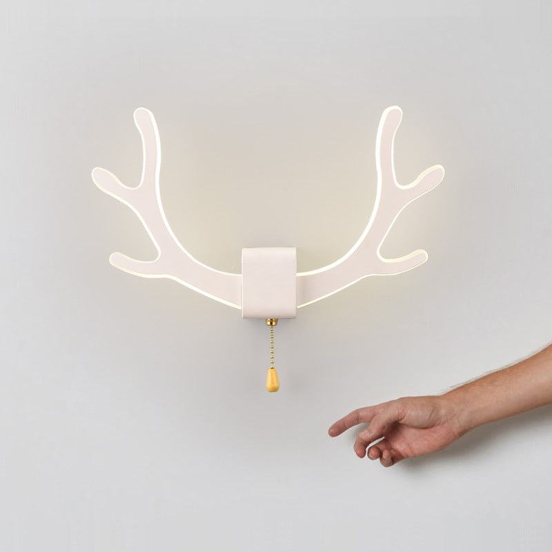 Zeitgenössische kreative Geweih-Eisen-Acryl-LED-Wandlampe für das Schlafzimmer