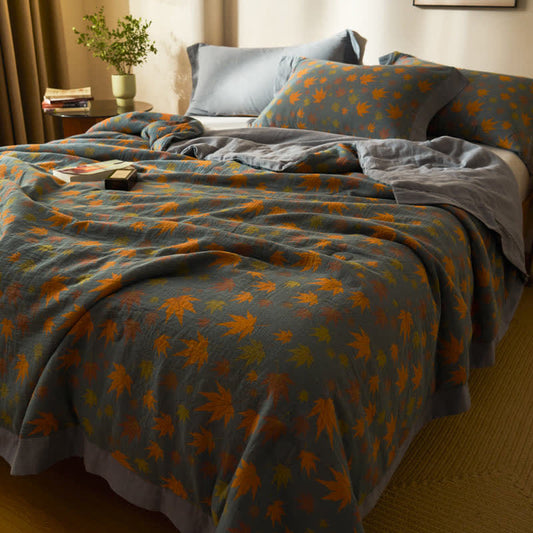 Jacquard-Steppdecke aus reiner Baumwolle mit Ahornblättern