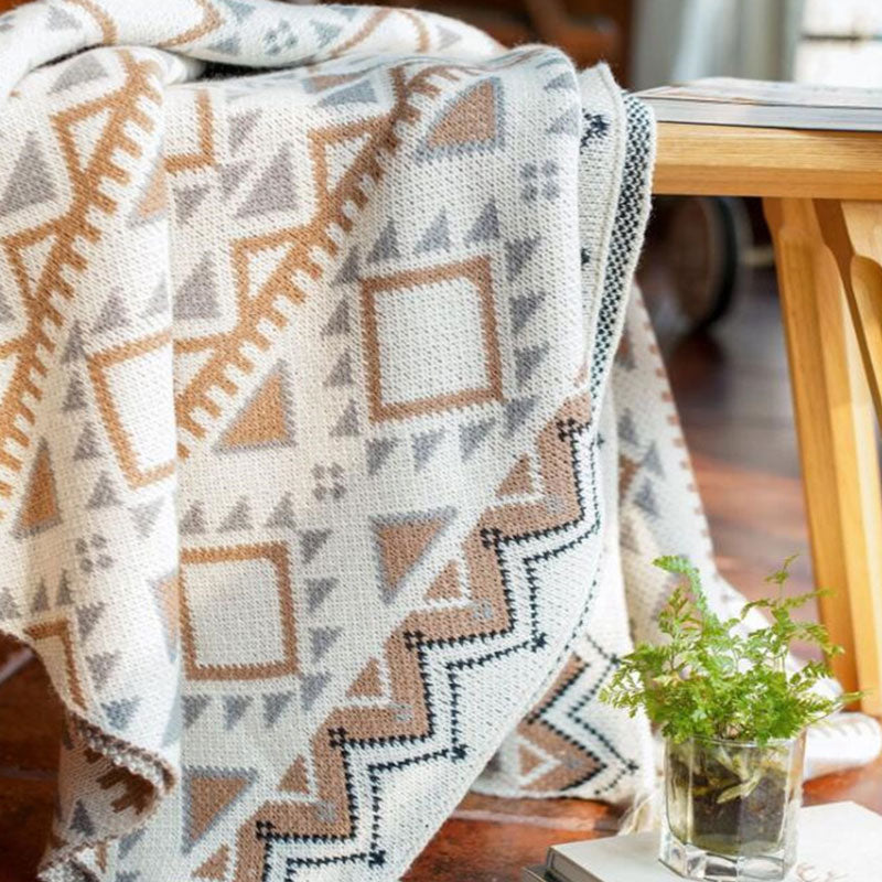 Gemütliche Strickdecke mit Quastenmuster