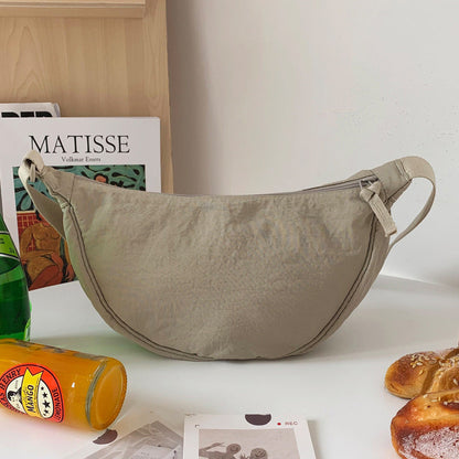 – Organisieren und stilvoll tragen mit dieser Half Moon Crossbody Tasche