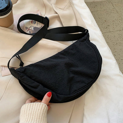 – Organisieren und stilvoll tragen mit dieser Half Moon Crossbody Tasche