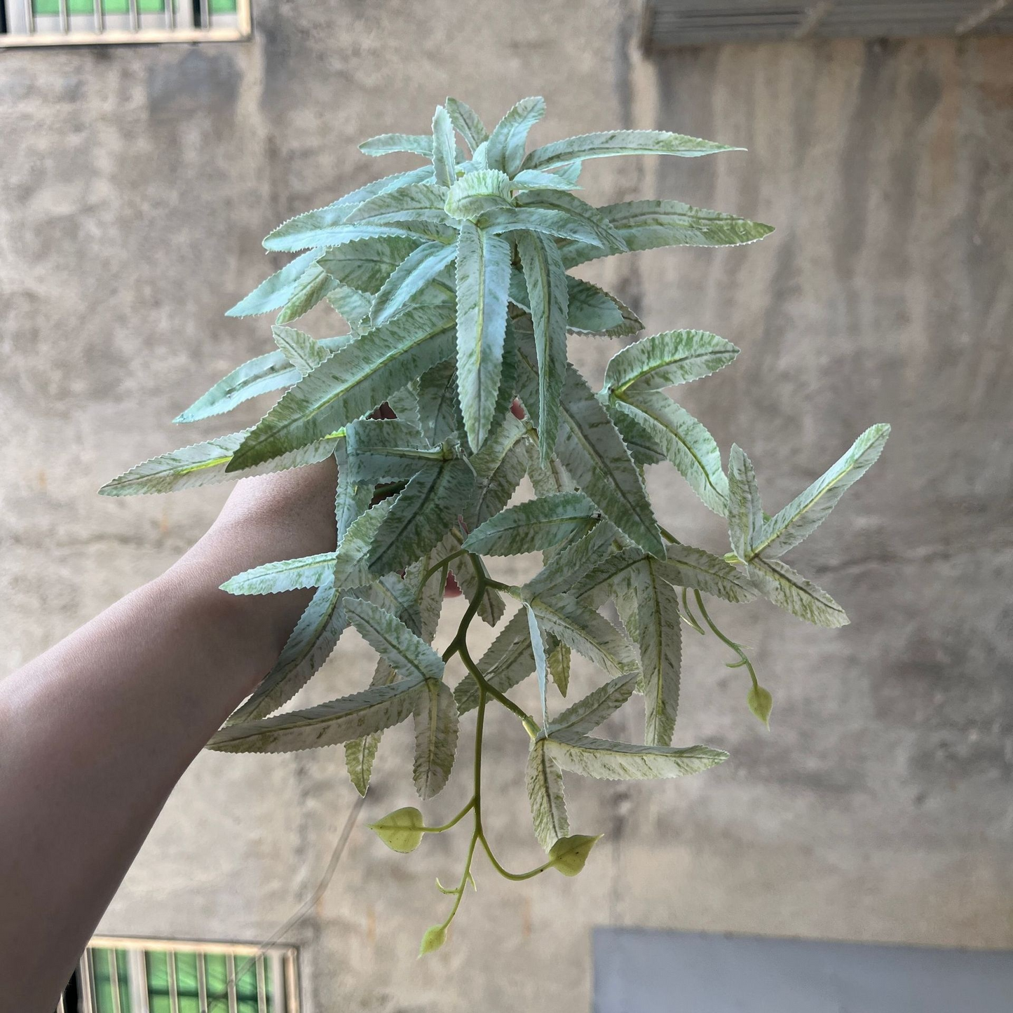 Sandsberg | Künstliche Hängepflanze für natürliche Dekoration im Innen- und Außenbereich