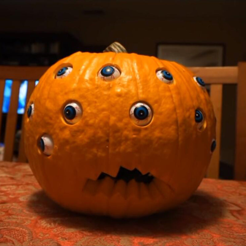 Halloween gruselig vieläugiger Kürbis