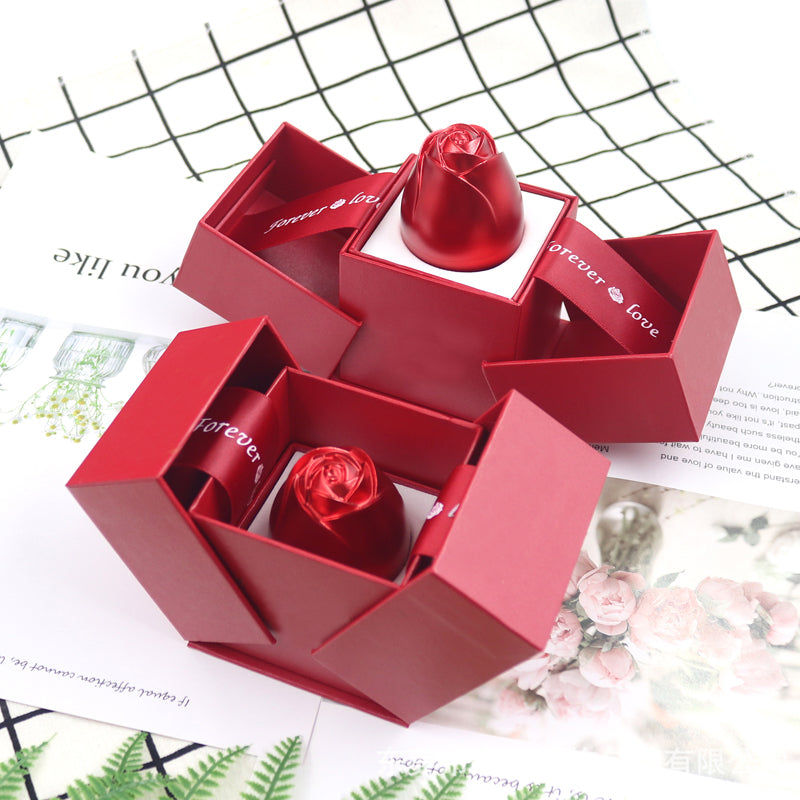 Geschenkbox mit Rosenschmuck