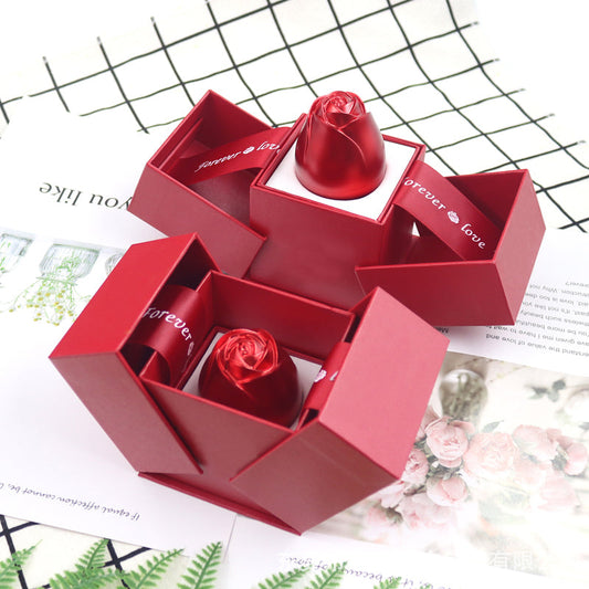 Geschenkbox mit Rosenschmuck