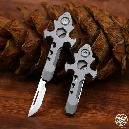 Sandsberg | Titan Multi-Tool Schlüsselanhänger: Mini EDC Gadget mit Flaschenöffner & Kartonschneider
