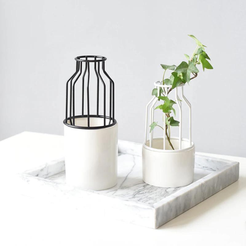 Sandsberg Eisen-Keramik Design Vase | Modernes Gittermuster | Elegante Dekoration | Für Wohnzimmer & Büro