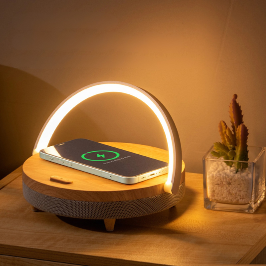 Sandsberg | Multifunktionale Holz-Tischlampe mit Bluetooth-Lautsprecher & kabelloser Ladegerät