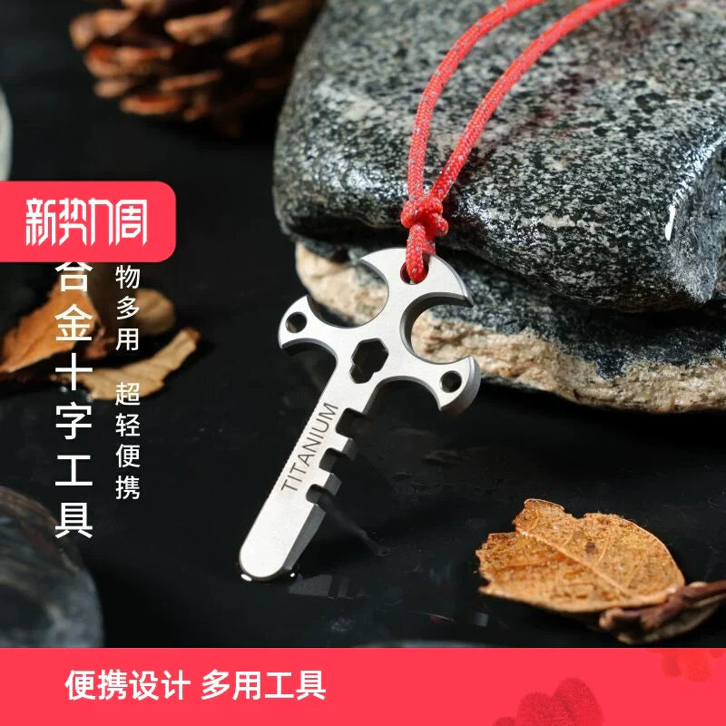 Sandsberg | Titan Kreuz Multi-Tool Schlüsselanhänger - Tragbarer Hebel, Flaschenöffner & gezackte Halskette