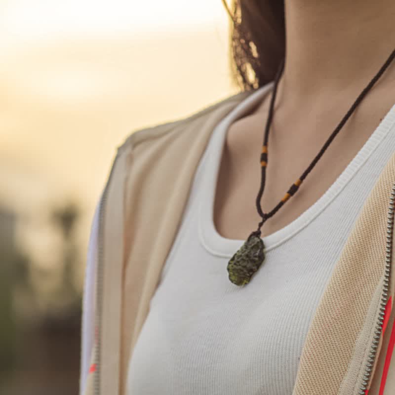 Alina's bezaubernde grüne Moldavit Anhänger Necklace zur Reinigung