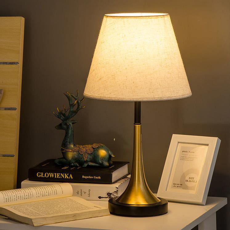 Zeitgenössische nordische Eisenzylinder 1-Lampen Tischlampe für Schlafzimmer