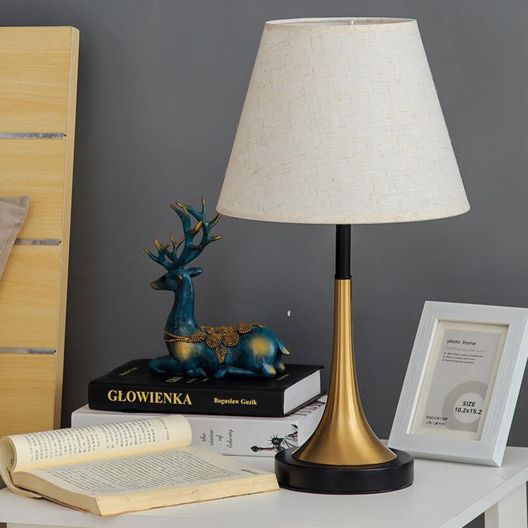 Zeitgenössische nordische Eisenzylinder 1-Lampen Tischlampe für Schlafzimmer