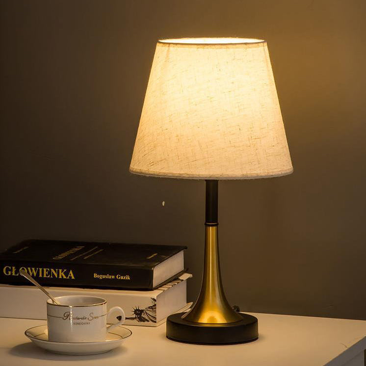 Zeitgenössische nordische Eisenzylinder 1-Lampen Tischlampe für Schlafzimmer