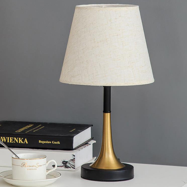 Zeitgenössische nordische Eisenzylinder 1-Lampen Tischlampe für Schlafzimmer