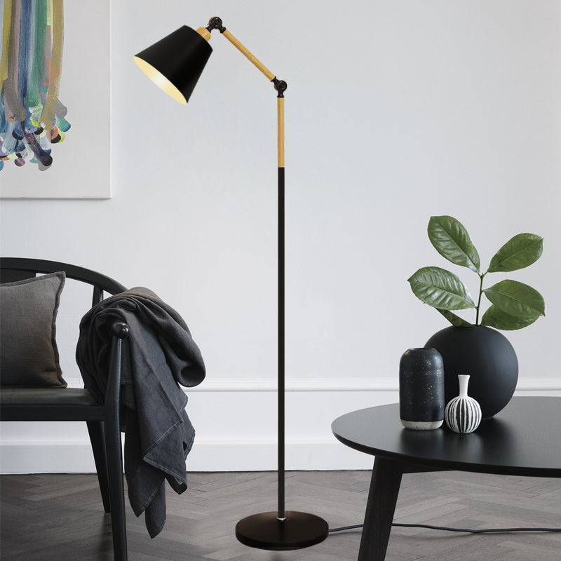 Schwarze Leselampe mit Holzstab neben rundem Tisch im modernen Wohnzimmer
