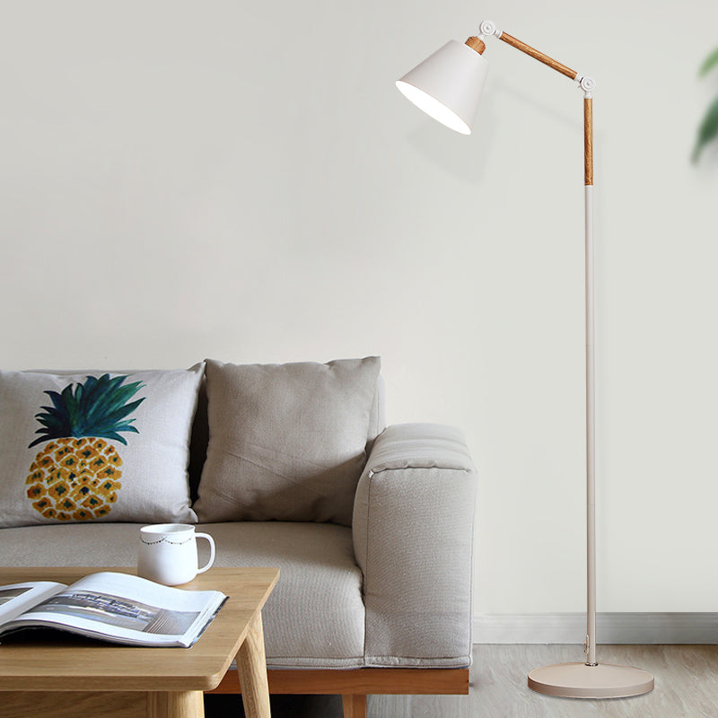 Weiße Stehlampe mit Holzdesign neben grauem Sofa und Holztisch

