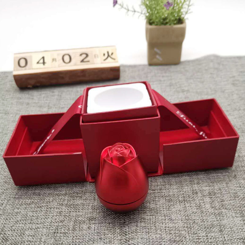 Geschenkbox mit Rosenschmuck