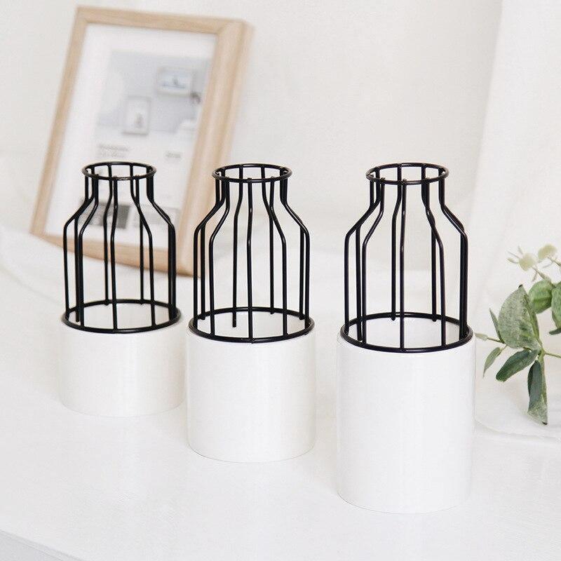Sandsberg Eisen-Keramik Design Vase | Modernes Gittermuster | Elegante Dekoration | Für Wohnzimmer & Büro