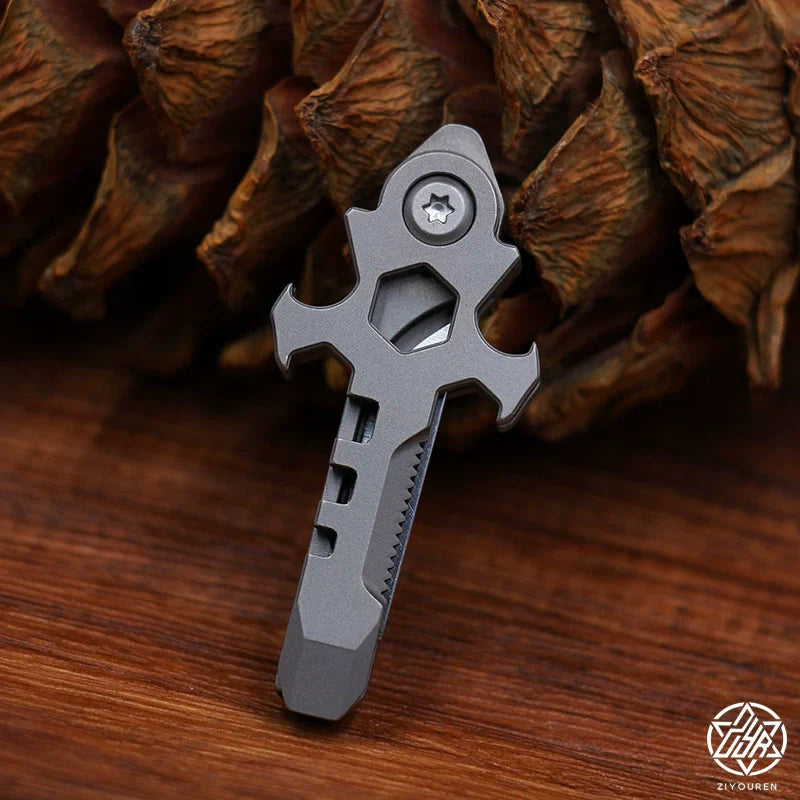 Sandsberg | Titan Multi-Tool Schlüsselanhänger: Mini EDC Gadget mit Flaschenöffner & Kartonschneider