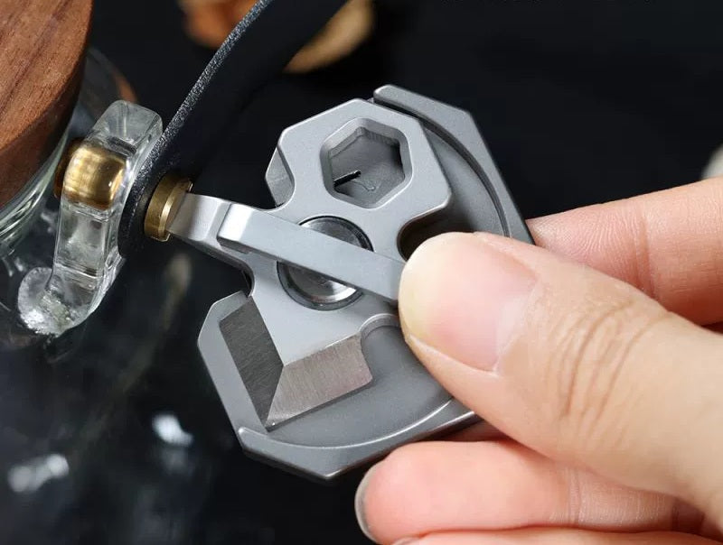 Sandsberg | Titan EDC Multi-Tool - Schraubendreher, Schlüssel, Cooler Anhänger