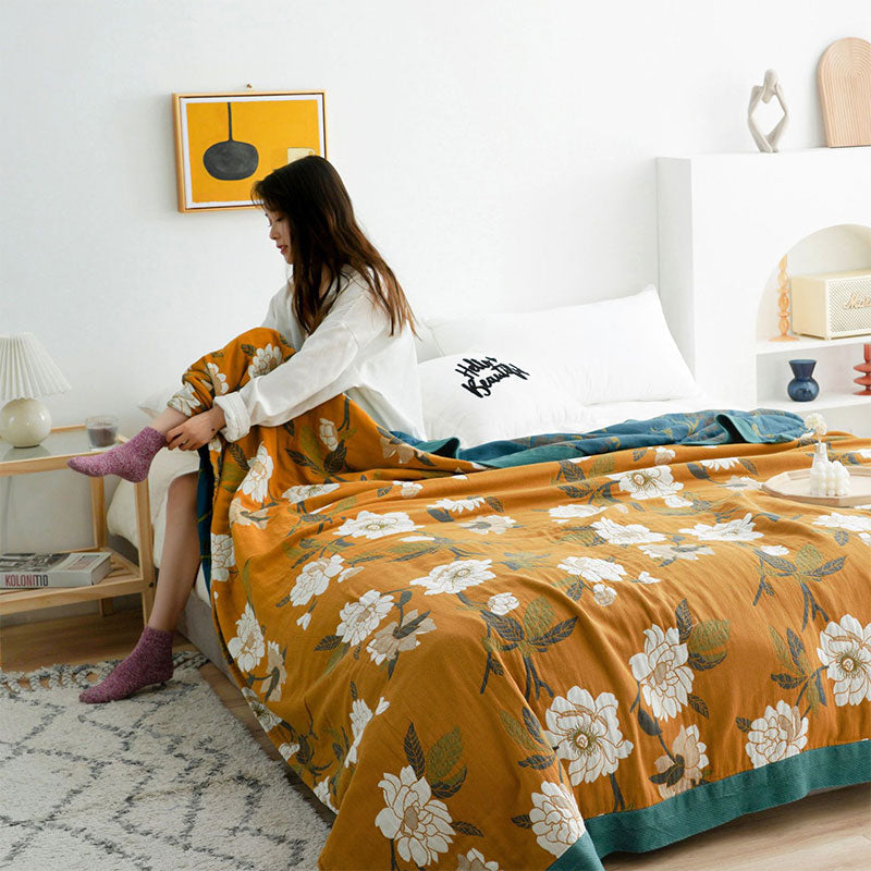 Boho-Steppdecke aus Baumwolle mit gelben Blumen