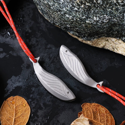 Sandsberg | Pure Titanium Fischförmige Survival-Pfeife - Laut, Tragbar, Niedlich