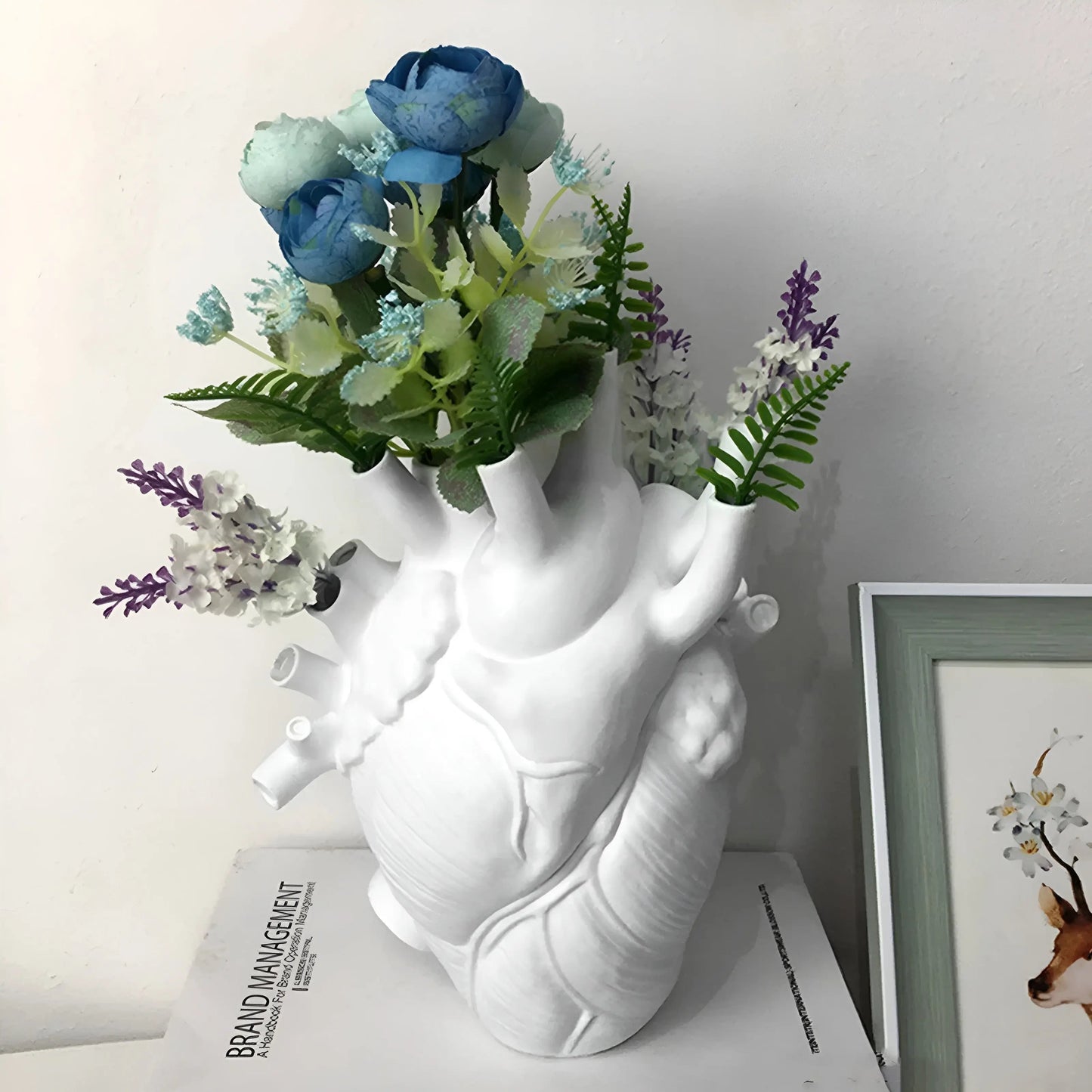 BloomHeart Vase - Elegante griechisch inspirierte herzförmige Vase mit Trockenblumen
