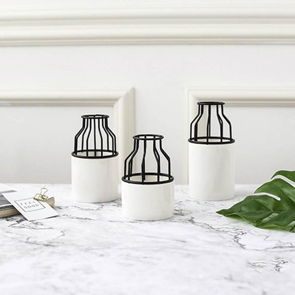 Sandsberg Eisen-Keramik Design Vase | Modernes Gittermuster | Elegante Dekoration | Für Wohnzimmer & Büro