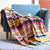 Bunte, gestreifte, weiche Decke mit Quasten und Regenbogenmuster